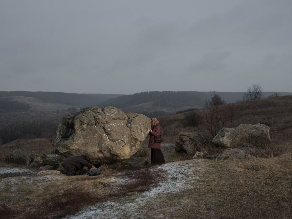 «Разговаривающим в храме посылаются печали и скорби». Фотопроект о современной православной вере в России,  — discours.io