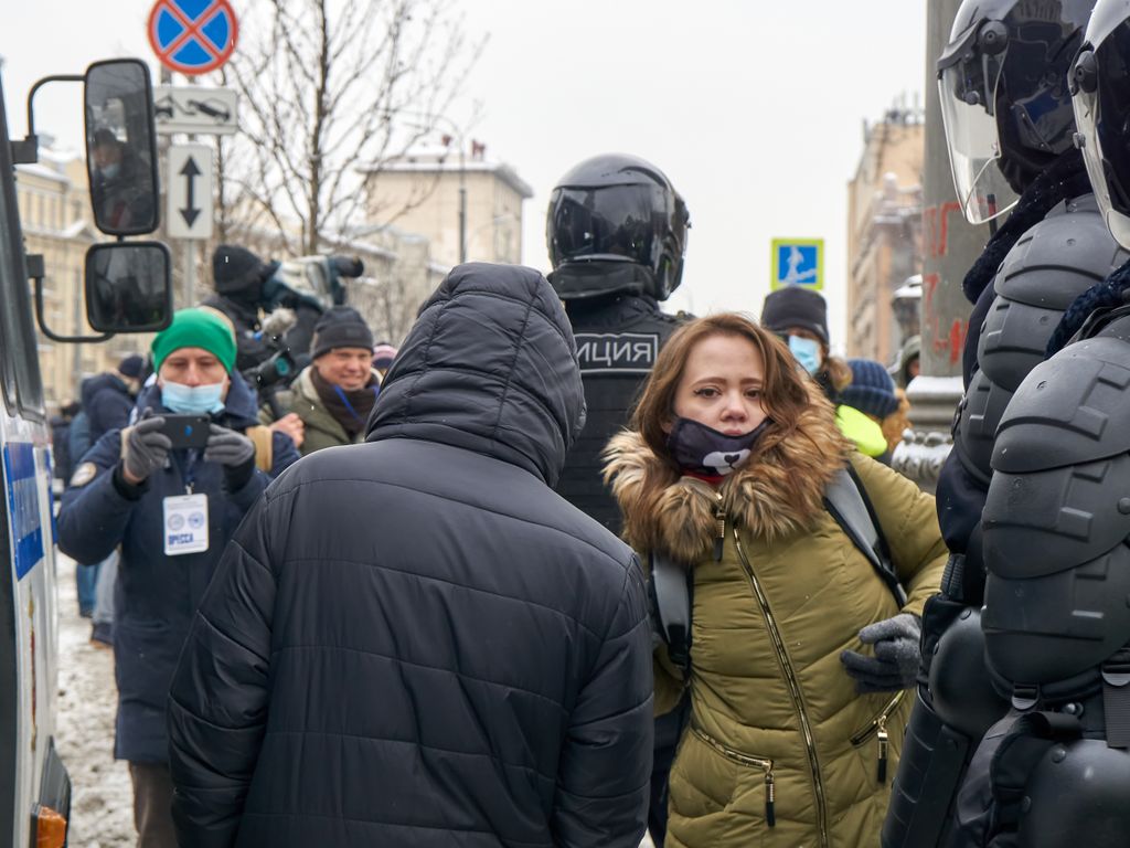 Женщины в окружении мужского внимания. Фоторепортаж к годовщине январских протестов против коррупции и ареста Навального,  — discours.io