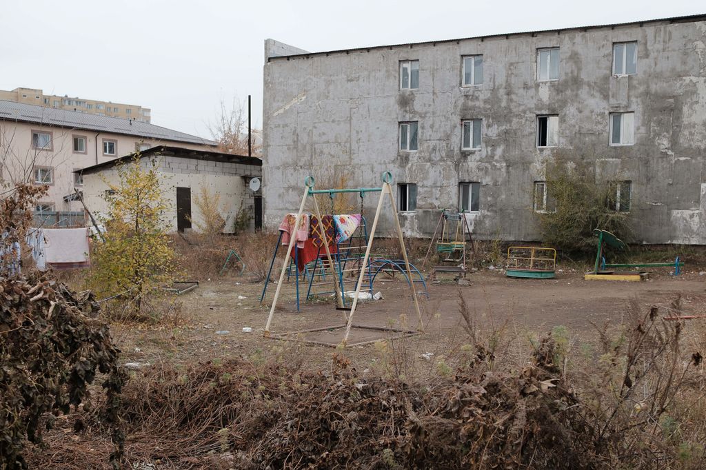Релоканты. Фотопроект о мужчинах, уехавших в Казахстан после начала мобилизации, Детская площадка в Астане, рядом с территорией хостела где живут релоканты из России — discours.io