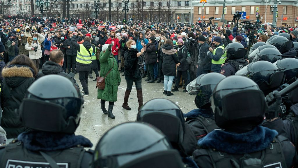 Женщины в окружении мужского внимания. Фоторепортаж к годовщине январских протестов против коррупции и ареста Навального,  — discours.io