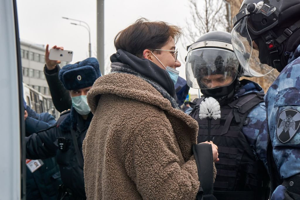 Женщины в окружении мужского внимания. Фоторепортаж к годовщине январских протестов против коррупции и ареста Навального,  — discours.io