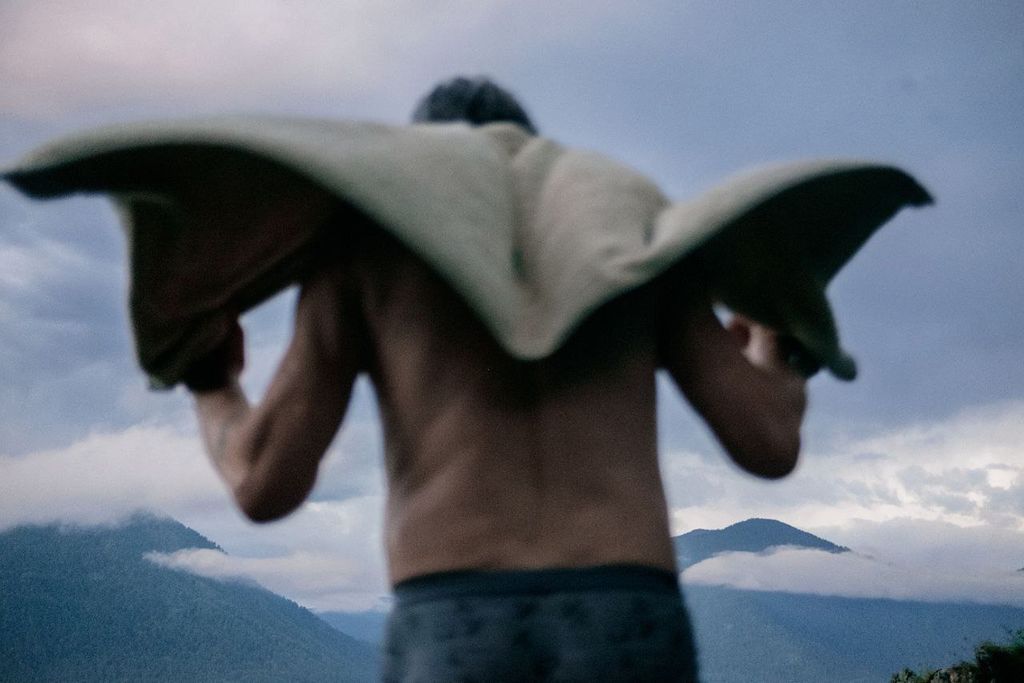 «Истории, рассказанные спиной». Фотовыставка о том, как тело говорит о человеке, Утренний заплыв. Алтай, Телецкое озеро, 2018 — Алексей Фокин — discours.io