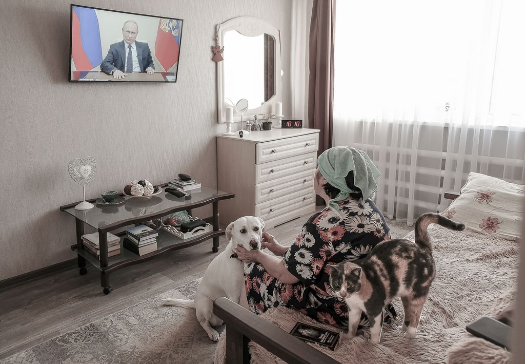 «Застывшая Кубань». Фотопроект о магическом реализме южного края, Местные жители слушают речь президента в первую волну пандемии — discours.io