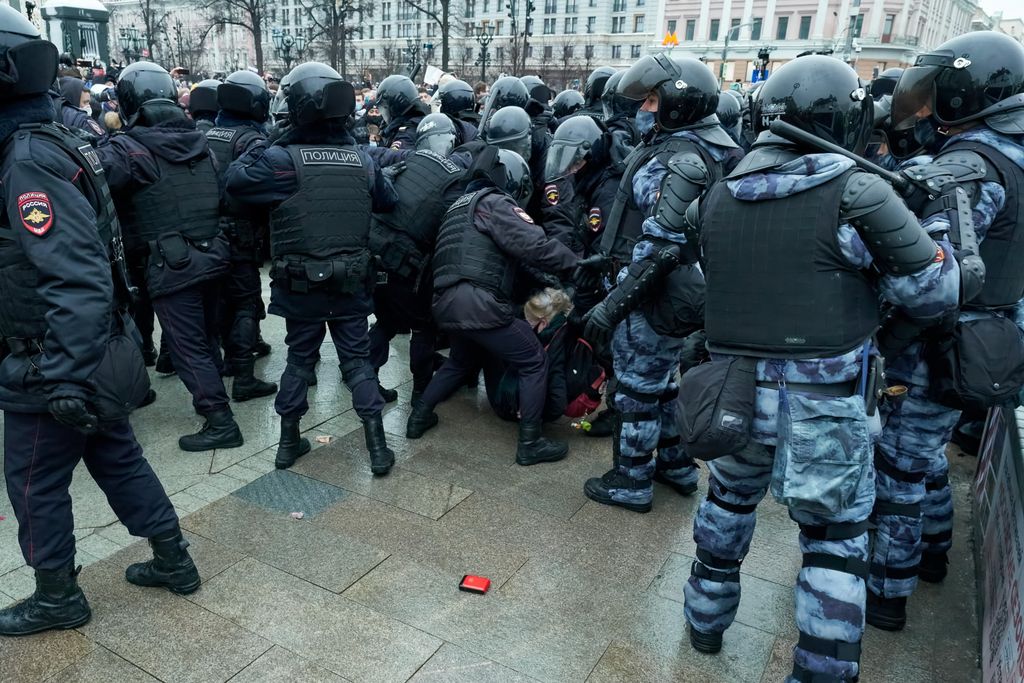 Женщины в окружении мужского внимания. Фоторепортаж к годовщине январских протестов против коррупции и ареста Навального,  — discours.io