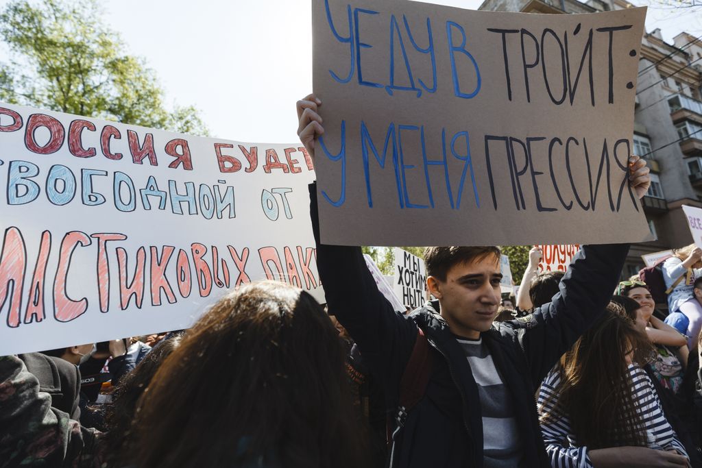 «Вся власть конфетам!» Лозунги и лица Монстрации-2019 в Москве,  — discours.io