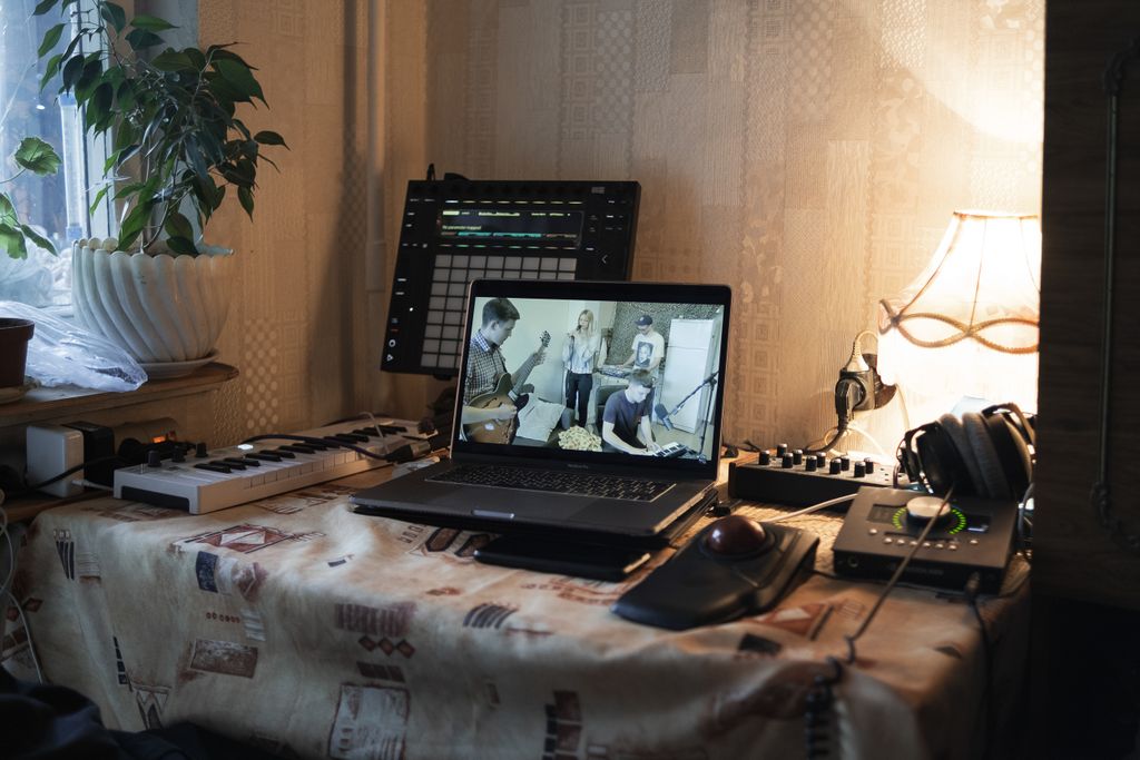 Релоканты. Фотопроект о мужчинах, уехавших в Казахстан после начала мобилизации, Рабочее место Виктора из Санкт-Петербурга в его комнате в Уральске — discours.io