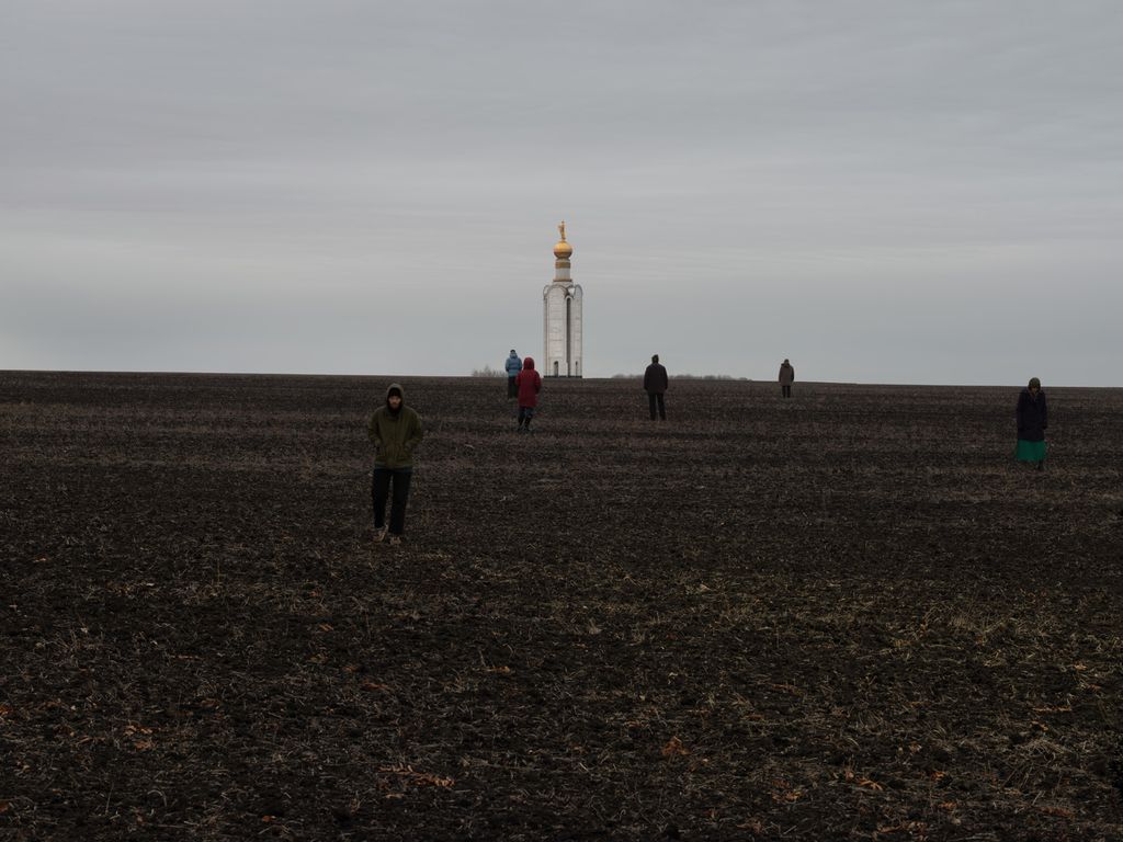 «Разговаривающим в храме посылаются печали и скорби». Фотопроект о современной православной вере в России,  — discours.io