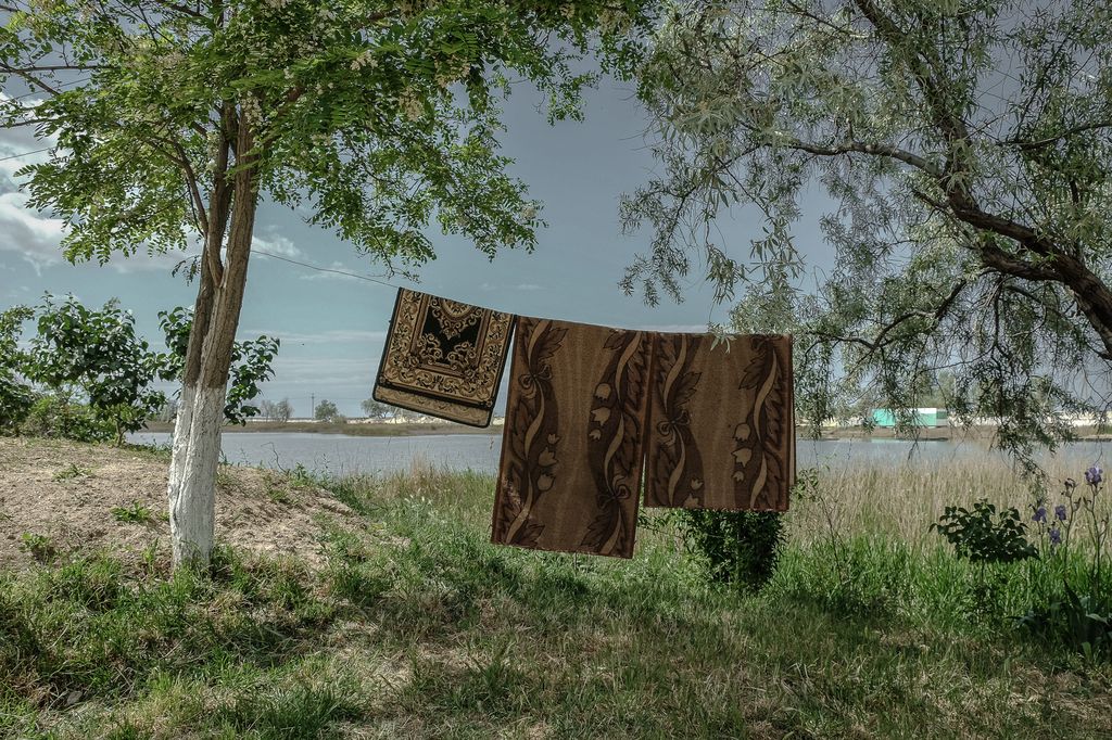 «Застывшая Кубань». Фотопроект о магическом реализме южного края, Весенняя сушка ковров в станице Голубицкой — discours.io