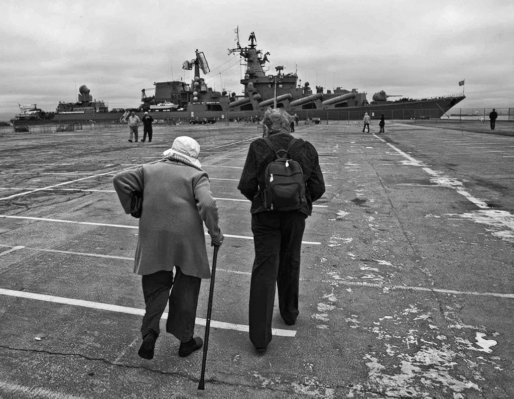«Истории, рассказанные спиной». Фотовыставка о том, как тело говорит о человеке, Две местные старушки идут на экскурсию на российский крейсер «Варяг» во время его визита в Сан-Франциско. 2012 — Кирилл Крылов — discours.io