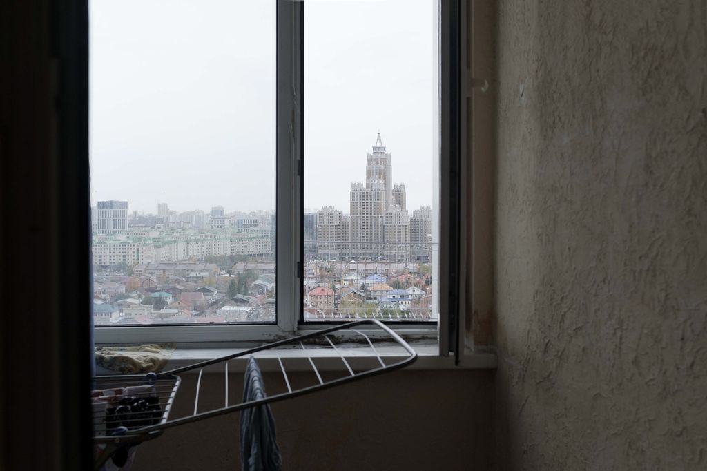 Релоканты. Фотопроект о мужчинах, уехавших в Казахстан после начала мобилизации, Вид на Астану из съемной квартиры Олега — discours.io