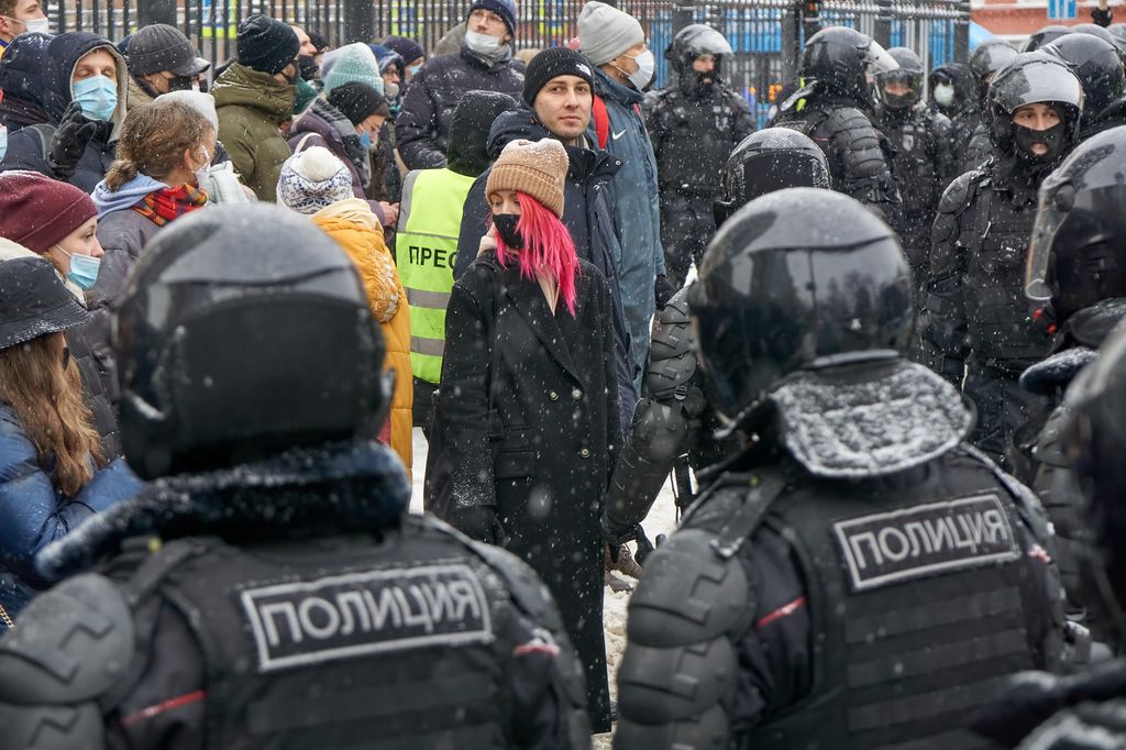 Женщины в окружении мужского внимания. Фоторепортаж к годовщине январских протестов против коррупции и ареста Навального,  — discours.io