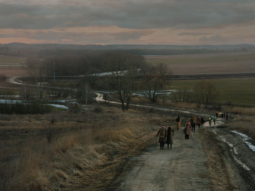 «Разговаривающим в храме посылаются печали и скорби». Фотопроект о современной православной вере в России,  — discours.io