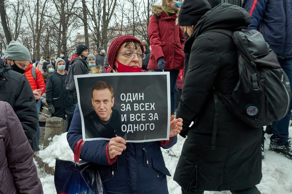 Женщины в окружении мужского внимания. Фоторепортаж к годовщине январских протестов против коррупции и ареста Навального,  — discours.io