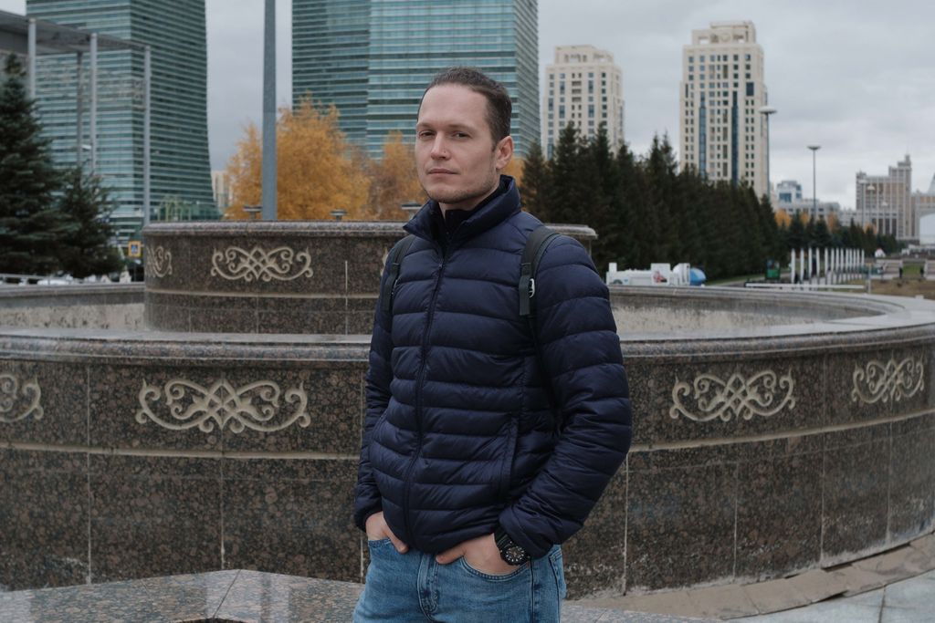 Релоканты. Фотопроект о мужчинах, уехавших в Казахстан после начала мобилизации, Иван из Москвы на бульваре Нуржол в Астане — discours.io