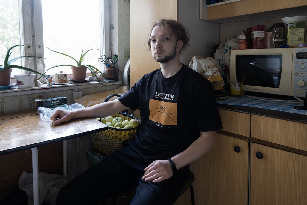 Релоканты. Фотопроект о мужчинах, уехавших в Казахстан после начала мобилизации, Виктор из Санкт-Петербурга на кухне в квартире родственников коллеги в Уральске — discours.io