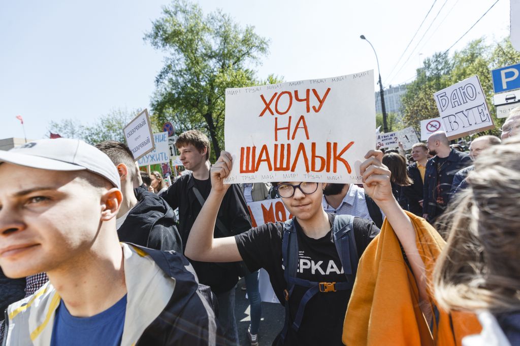 «Вся власть конфетам!» Лозунги и лица Монстрации-2019 в Москве,  — discours.io