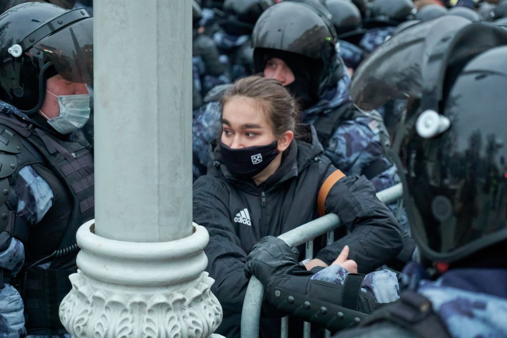 Женщины в окружении мужского внимания. Фоторепортаж к годовщине январских протестов против коррупции и ареста Навального,  — discours.io