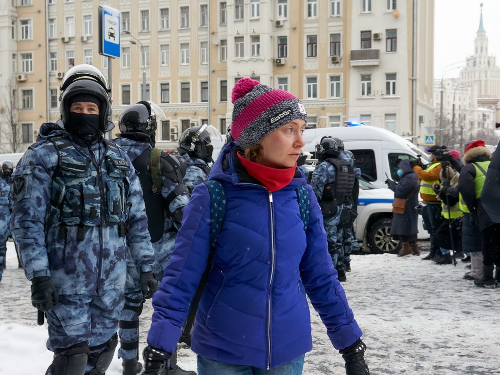 Женщины в окружении мужского внимания. Фоторепортаж к годовщине январских протестов против коррупции и ареста Навального,  — discours.io