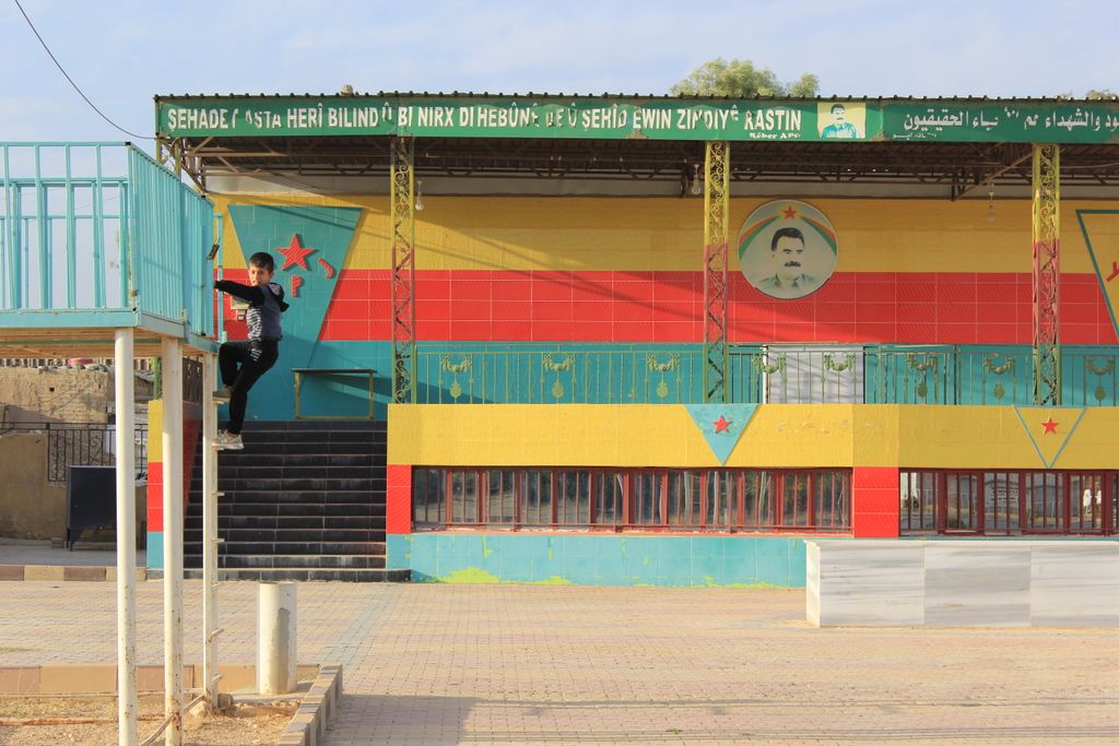 Дети революции. Фоторепортаж из Сирийского Курдистана, Мальчик на кладбище — discours.io