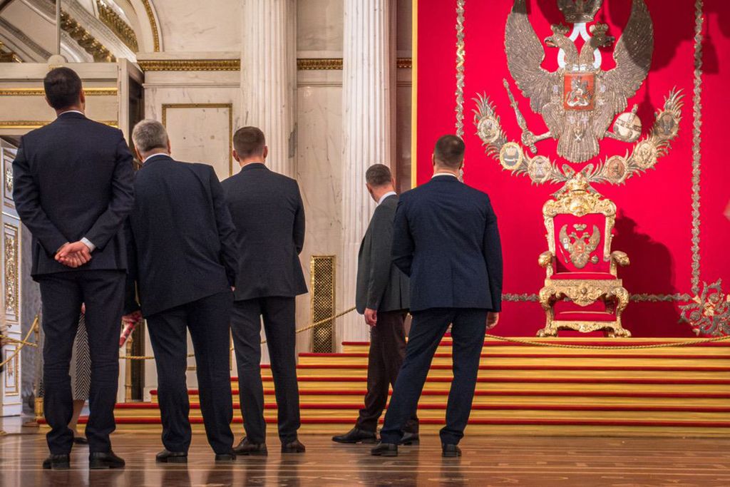 «Истории, рассказанные спиной». Фотовыставка о том, как тело говорит о человеке, Группа хорошо одетых мужчин в костюмах в Тронном зале Зимнего дворца. Санкт-Петербург, ноябрь 2023 — Евгений Яковлев — discours.io