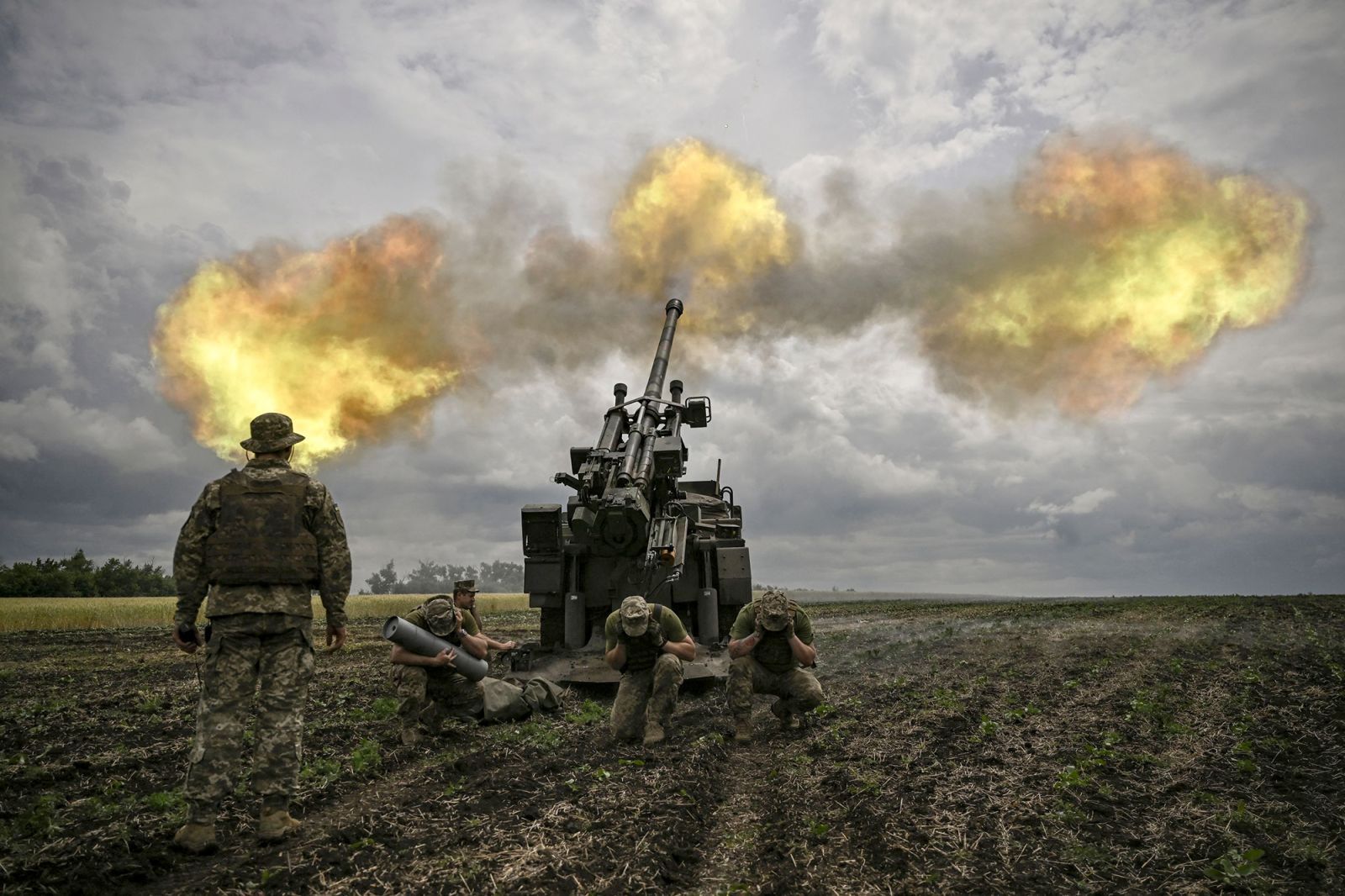 Украинские военные ведут огонь из французской 155-мм самоходной гаубицы CAESAR, первые поставки которых из Франции начались 4 мая. По подсчетам немецкого Института мировой экономики в Киле (IFW), западные страны поставили Украине вооружения на более 