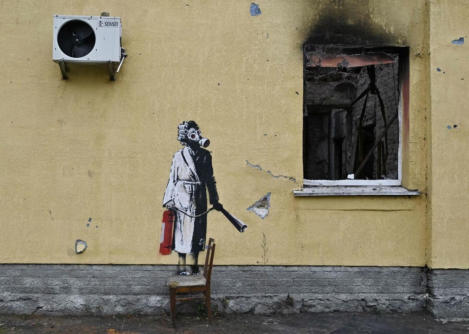 Работа Бэнкси на стене разрушенного дома в Гостомеле. 16 ноября / Genya Savilov / AFP / Getty Images / Atlantic