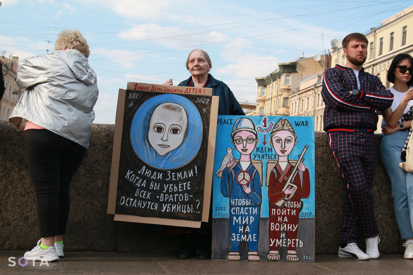 Санкт-Петербургская художница Елена Осипова вышла на одиночный пикет на Казанский мост. Свою акцию женщина приурочила к Международному дню защиты детей. Елена Осипова, которую называют «совестью Петербурга», регулярно выходит на митинги и одиночные п