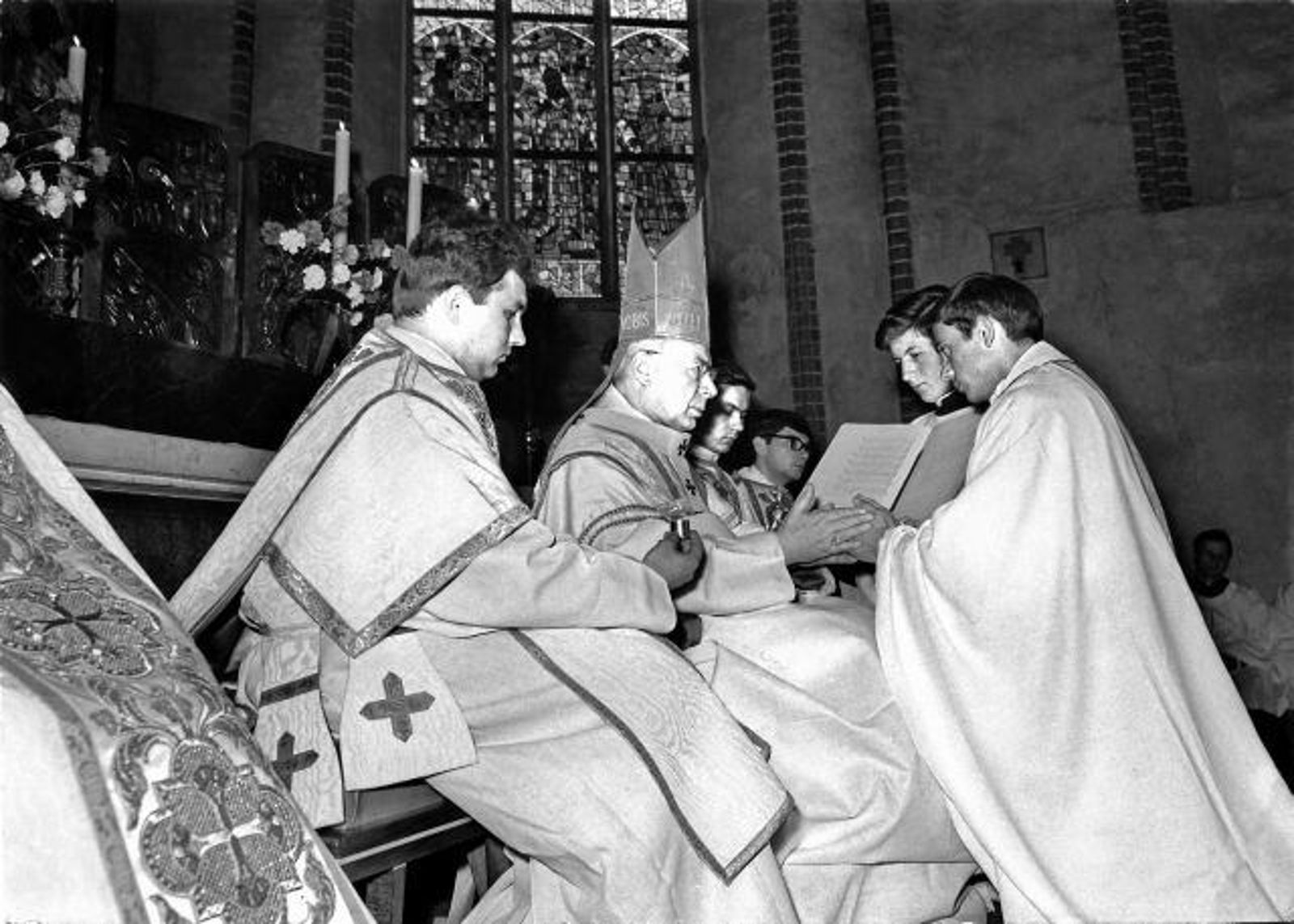 Момент посвящения в&nbsp;сан Ежи Попелушко из&nbsp;рук кардинала Стефана Вышинского 28&nbsp;мая 1972 года в&nbsp;соборе Иоанна Крестителя в&nbsp;Варшаве. Фото Адама Шиманского. Источник: архив музея Ежи Попелушко.