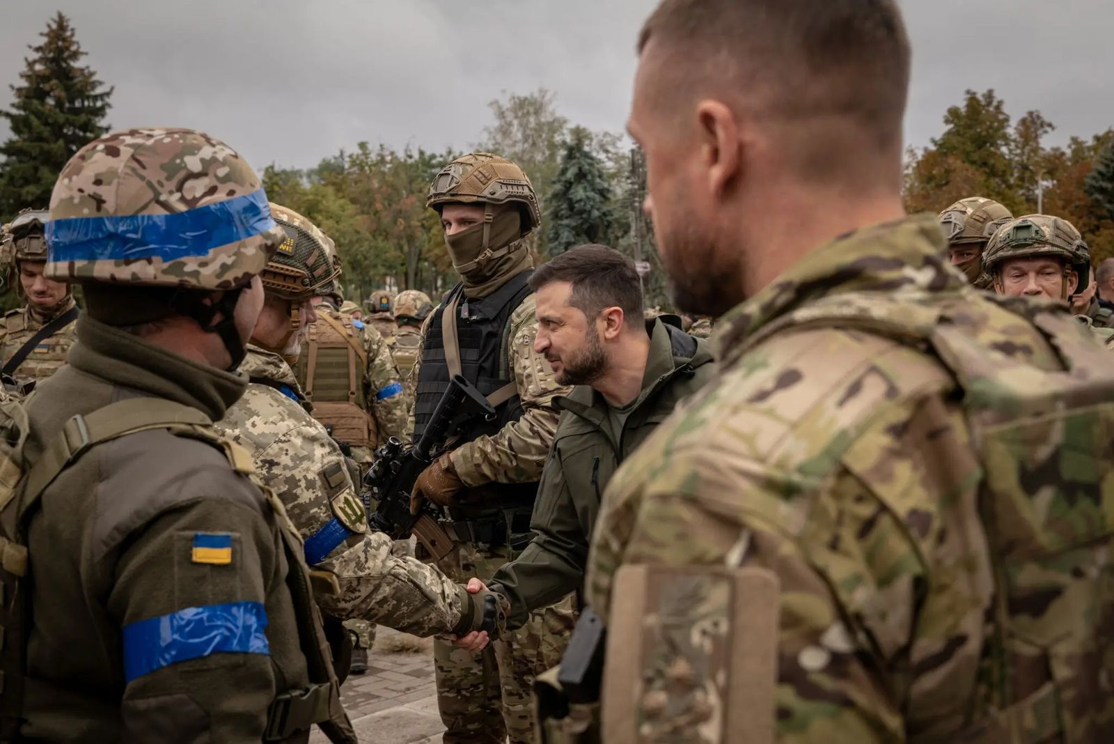 Фотохроника седьмого месяца войны в Украине. 100 главных снимков о  контрнаступлении, мобилизации и протестах