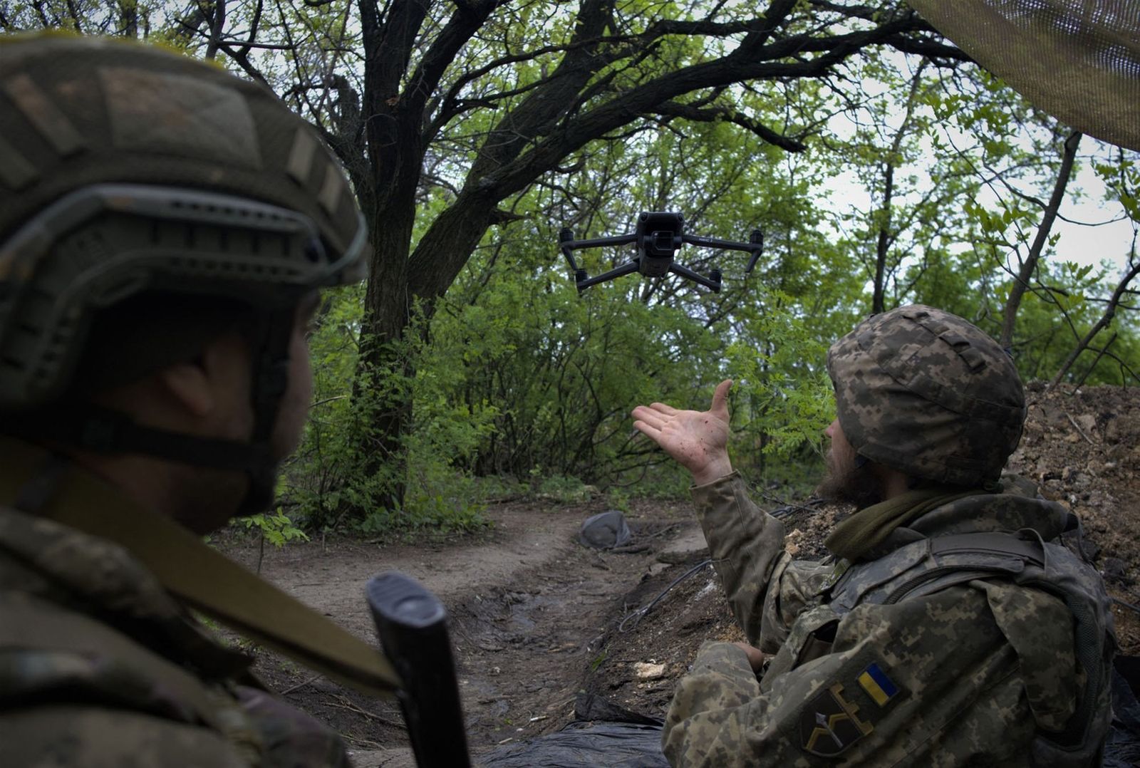Украинские военнослужащие с разведывательной группой запускают дрон на передовой в районе города Бахмут. 8 мая / Sergey Shestak / AFP / Getty Images / The Atlantic