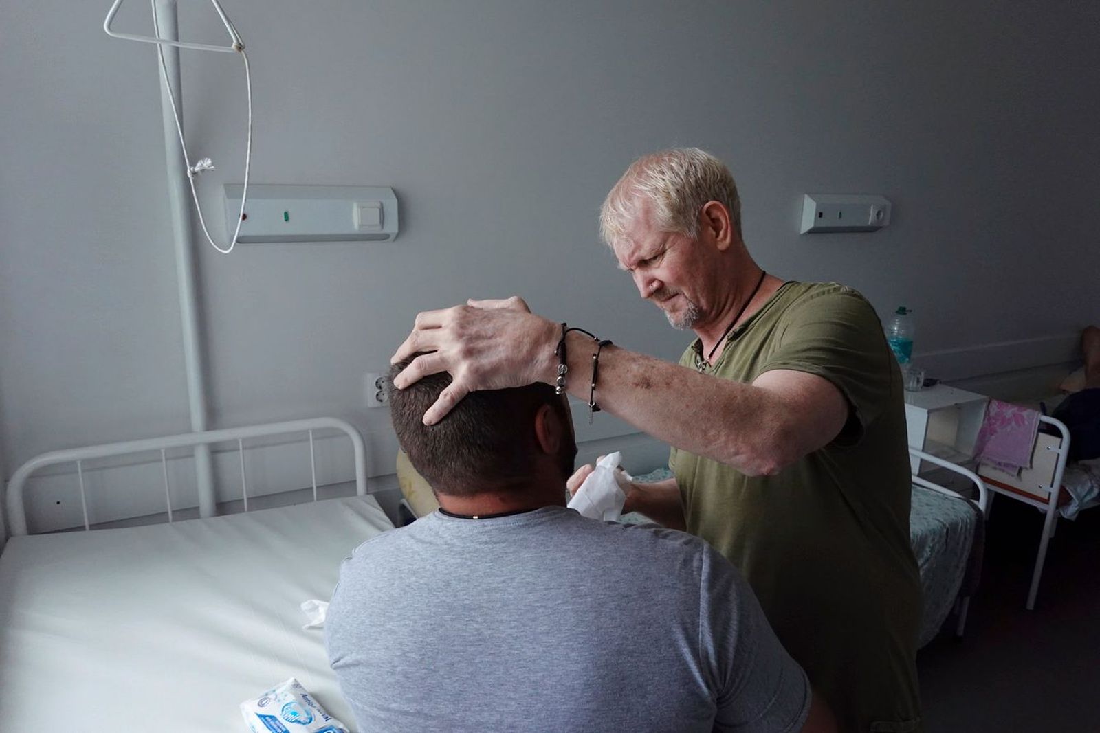 Терапевт из Бостона, приехавший помогать лечить пациентов, проводит процедуры с солдатом, раненным шрапнелью в лицо, в больнице Славянска. Американский врач приехал в Украину с медикаментами, чтобы помогать лечить пациентов и обучать медицинских рабо