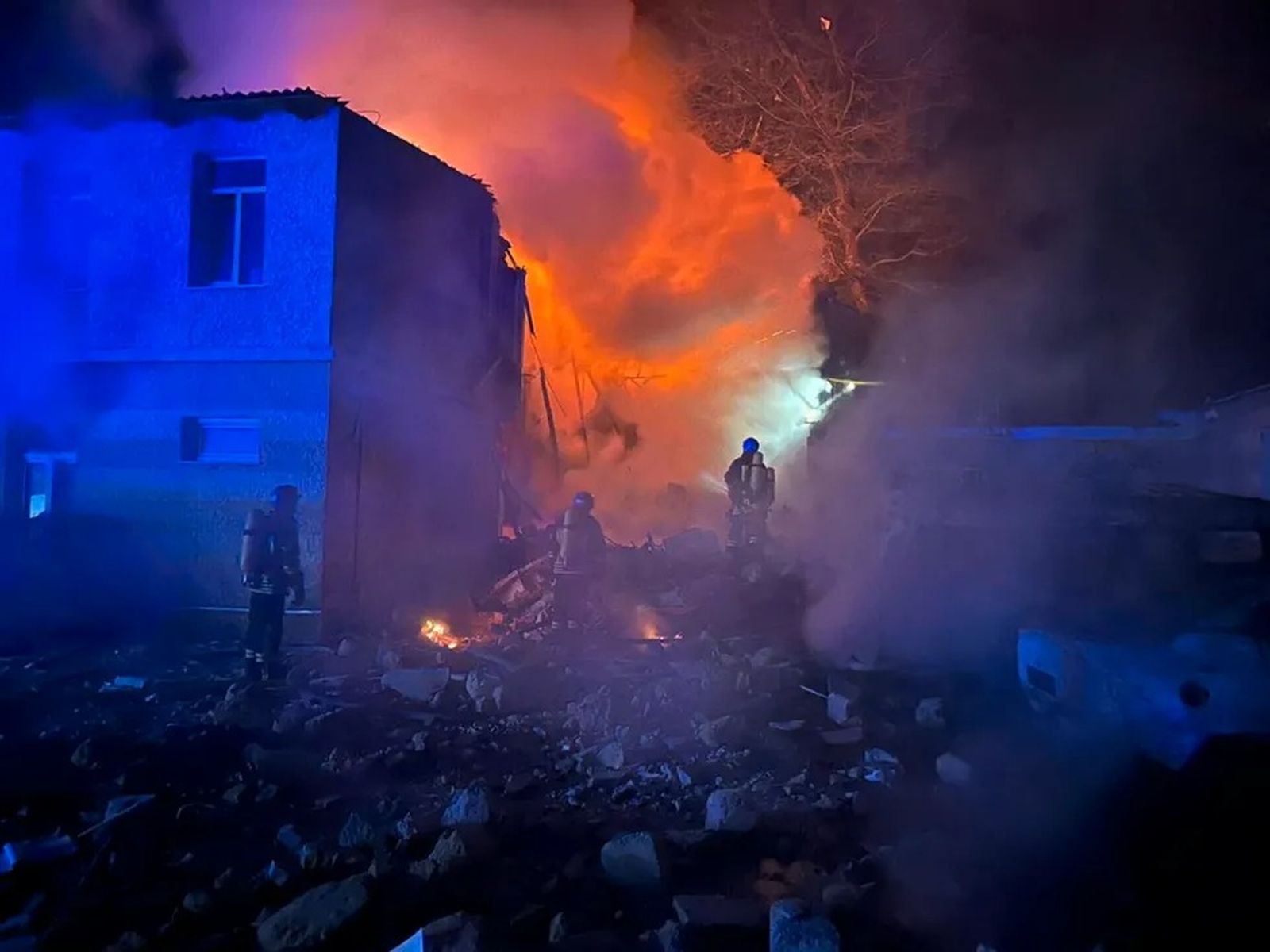 Пожарные в Одессе тушат огонь после удара по городу. В ночь на 19 апреля Одесса была атакована беспилотниками-камикадзе иранского производства «Шахед-136», которые активно поставляются российским войскам. / 20 апреля / Meduza / Operational Command So