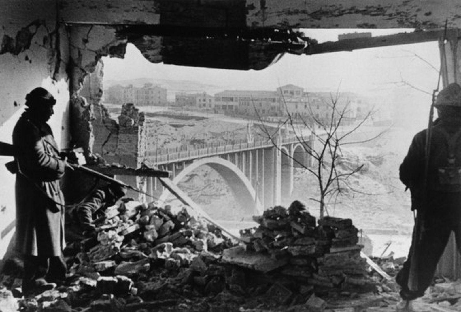 Солдаты-республиканцы во Дворце губернатора / Испания. 1936 год Солдаты-республиканцы во Дворце губернатора / Испания. 1936 год