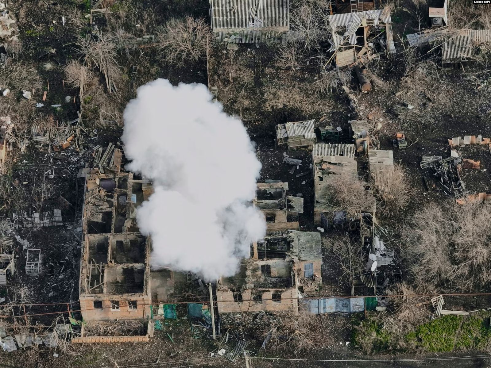 Дым над одним из нескольких разрушенных домов в Бахмуте — украинском городе, за который идут усиленные бои между ВСУ и пророссийскими войсками. 27 декабря /  Libkos / AP Photos / RF