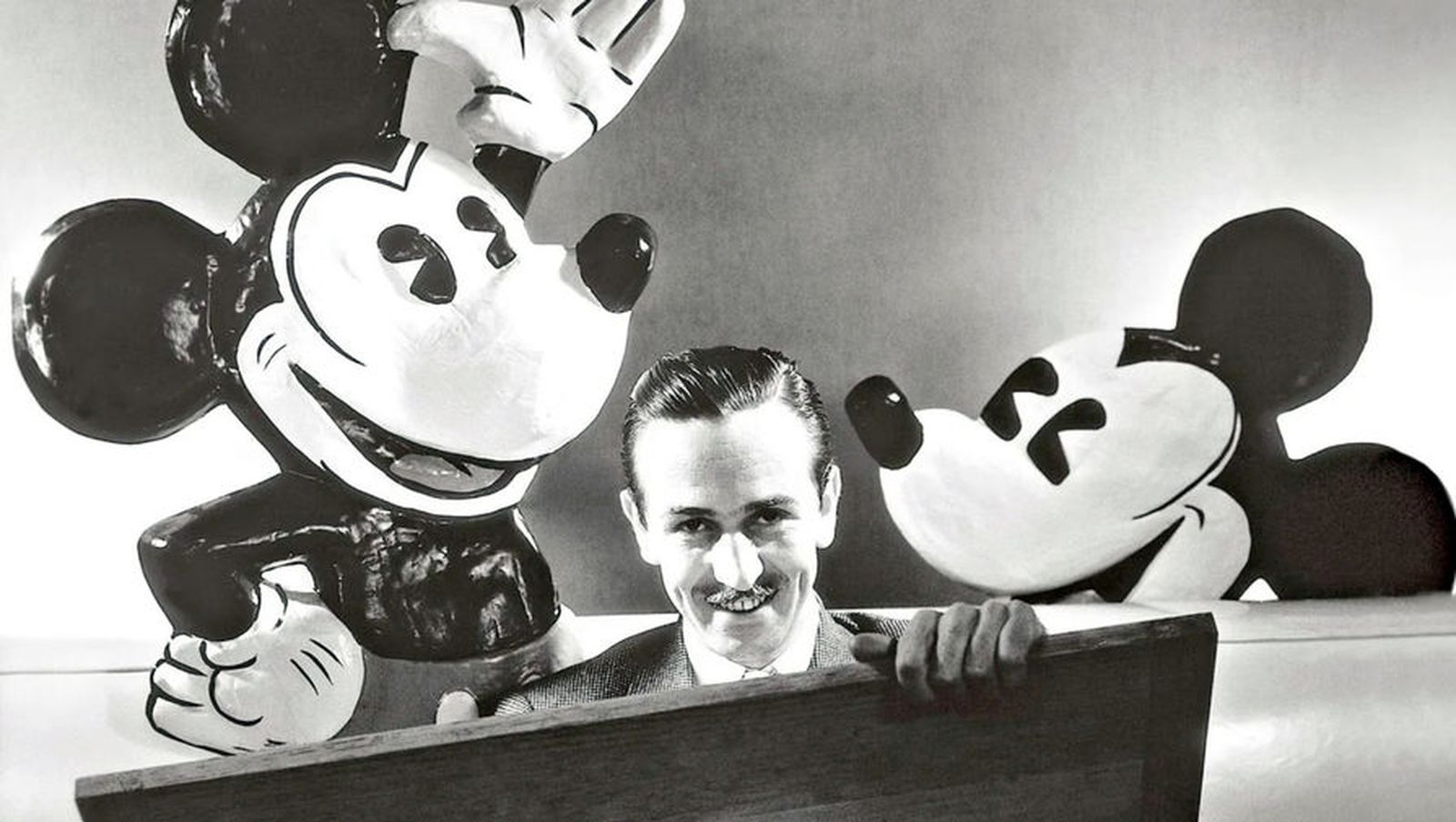 Термин «вселенная Микки Мауса» официально не используется The Walt Disney Company, но его использовал автор комиксов Disney и историк анимации Дэвид Герштейн. Компания Уолта Диснея обычно использует такие термины, как «Микки и друзья» или « Микки и б Термин «вселенная Микки Мауса» официально не используется The Walt Disney Company, но его использовал автор комиксов Disney и историк анимации Дэвид Герштейн. Компания Уолта Диснея обычно использует такие термины, как «Микки и друзья» или « Микки и б