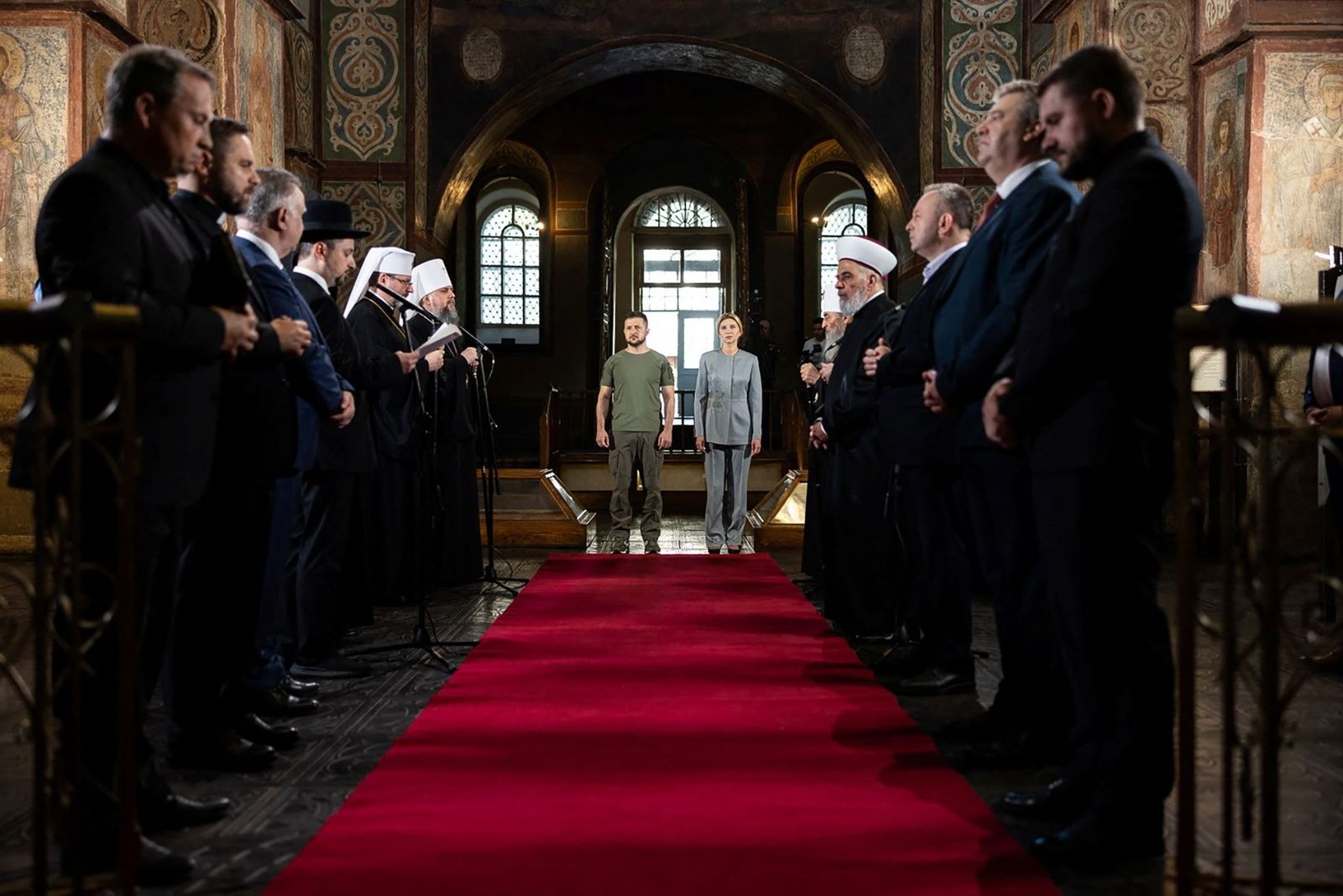 Президент Украины Владимир Зеленский и его жена Елена Зеленская во время молебна за Украину в Софийском соборе. 24 августа / Пресс-служба президента Украины / Reuters / Scanpix / LETA / Meduza