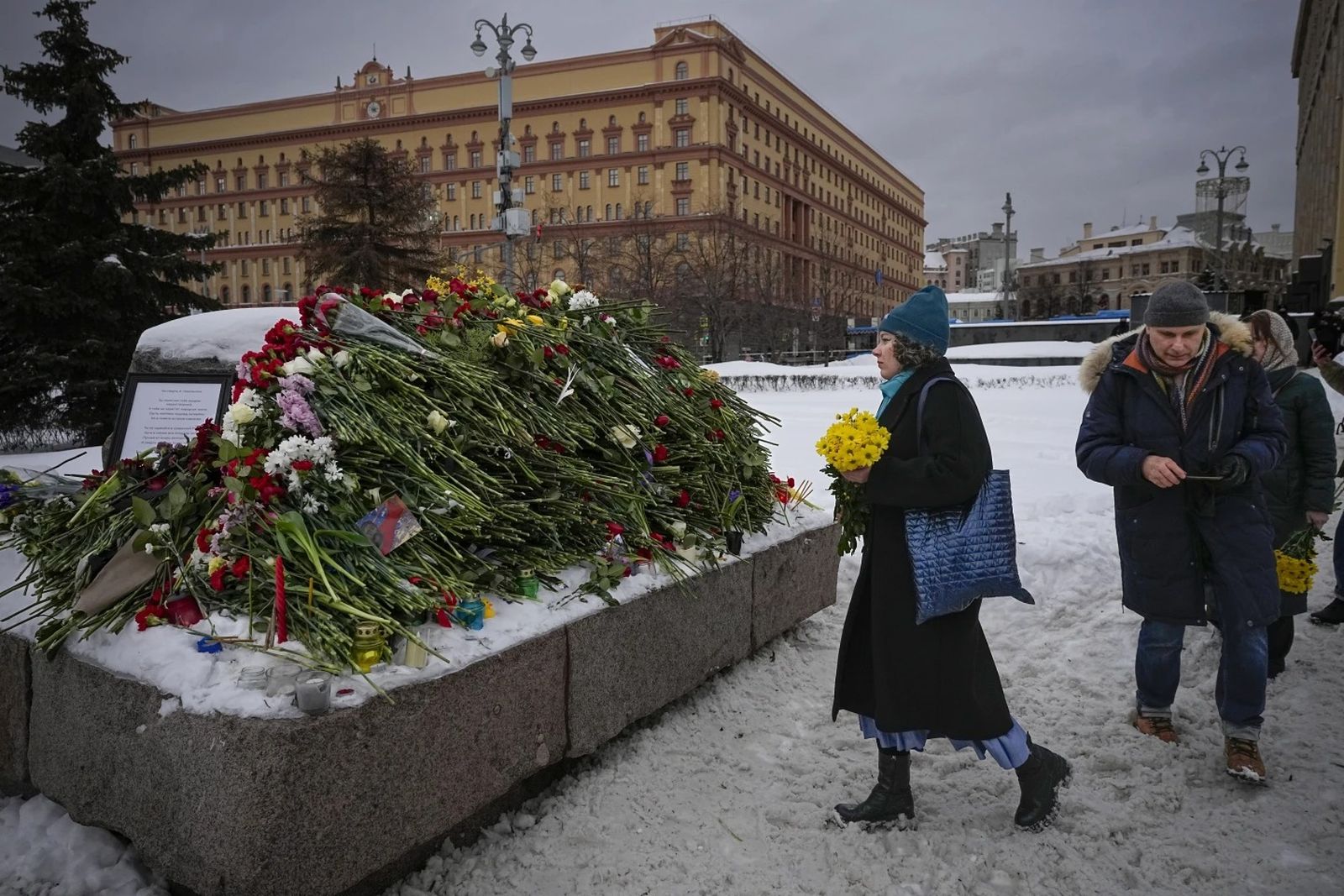 Жители Москвы возлагают цветы в знак память об Алексее Навальном у памятника - большого камня из Соловецких островов, где был создан первый лагерь системы политических тюрем ГУЛАГ. 17 февраля / Alexander Zemlianichenko / AP Photo