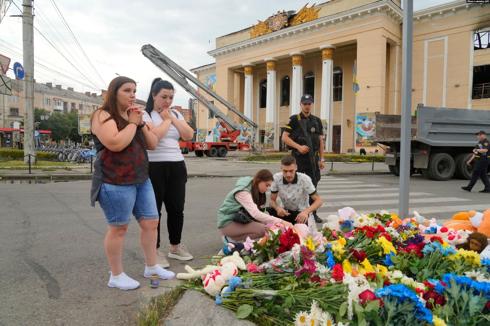Люди молятся и возлагают цветы на месте обстрела Винницы, где погибли 23 человека, в том числе трое детей. 14 июля / Efrem Lukatsky / AP / Radio Svoboda