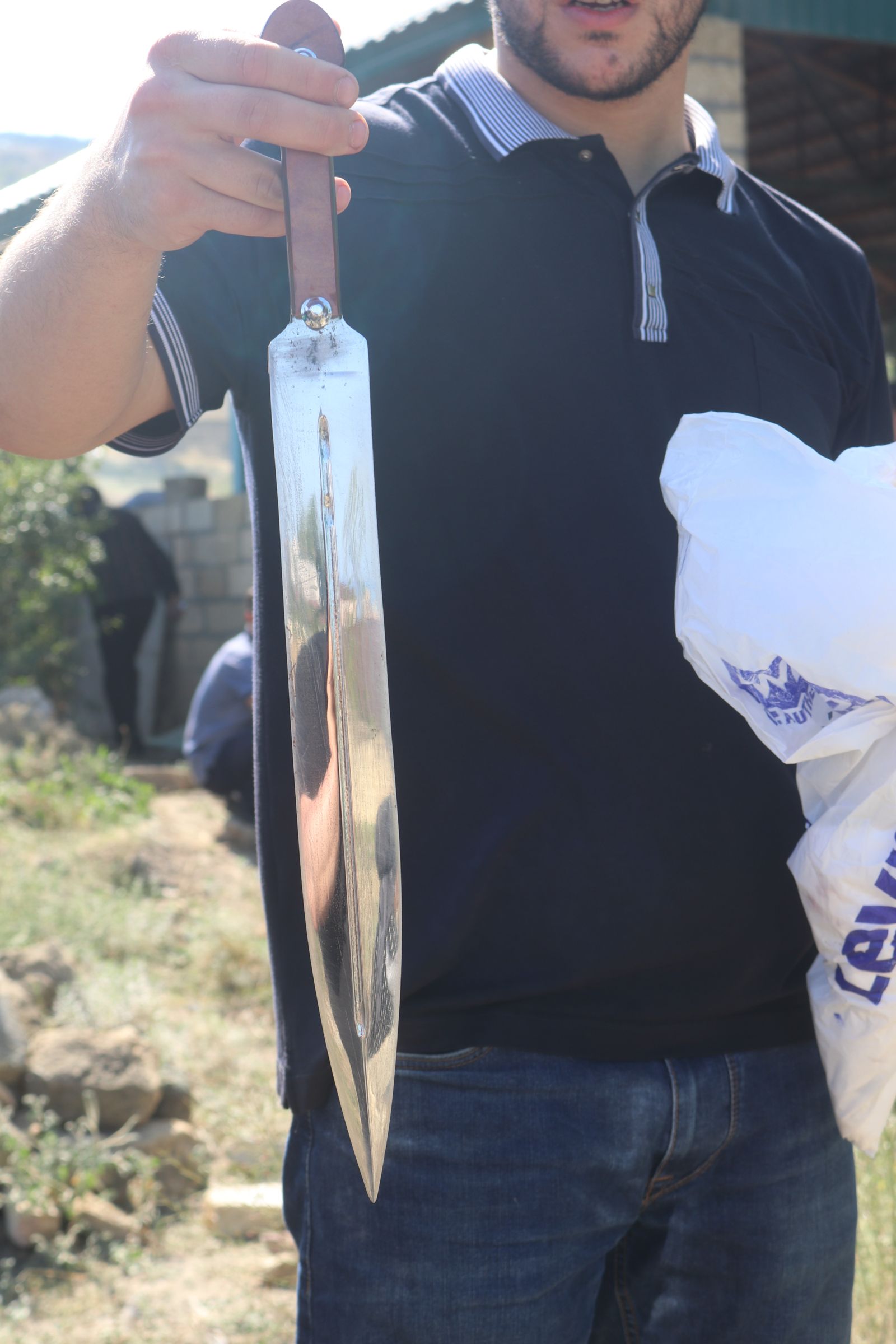 Молодой человек демонстрирует свой кинжал для татбира. Дербент, Дагестан. Фото автора.