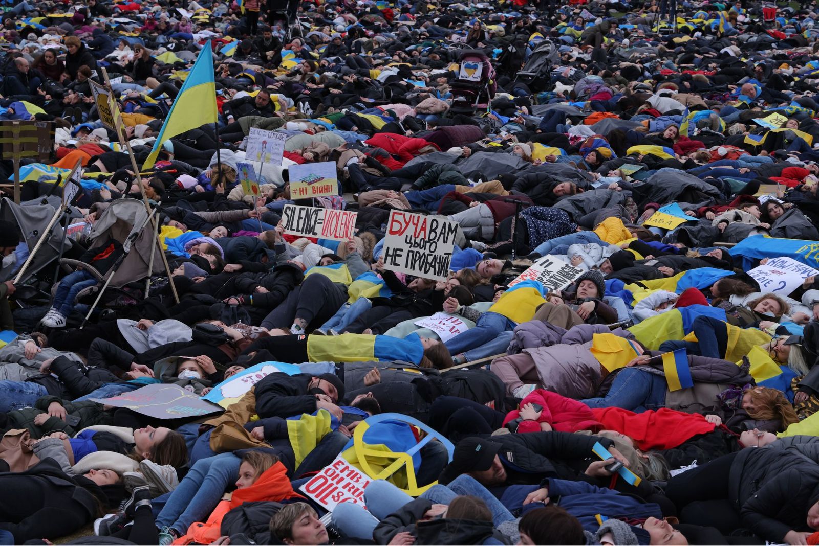 В Европе прошли митинги против российской агрессии в Украине. Протестующие ложились на землю со связаными за спиной руками, напоминая о жертвах среди мирного населения в Буче. Акции прошли в Берлине, Варшаве, Вильнюсе, Тбилиси. 6 апреля / Sean Gallup
