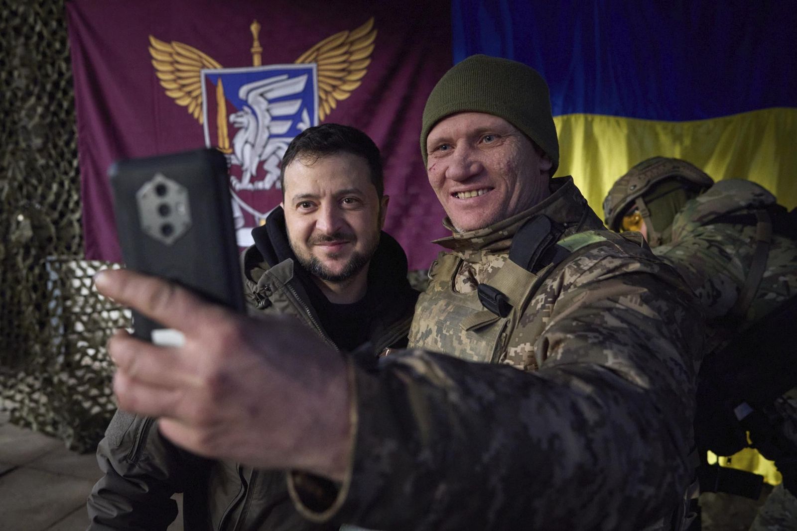 Украинский солдат фотографируется с президентом Владимиром Зеленским во время его визита в Славянск. 6 декабря / Ukrainian Presidential Press Office via AP