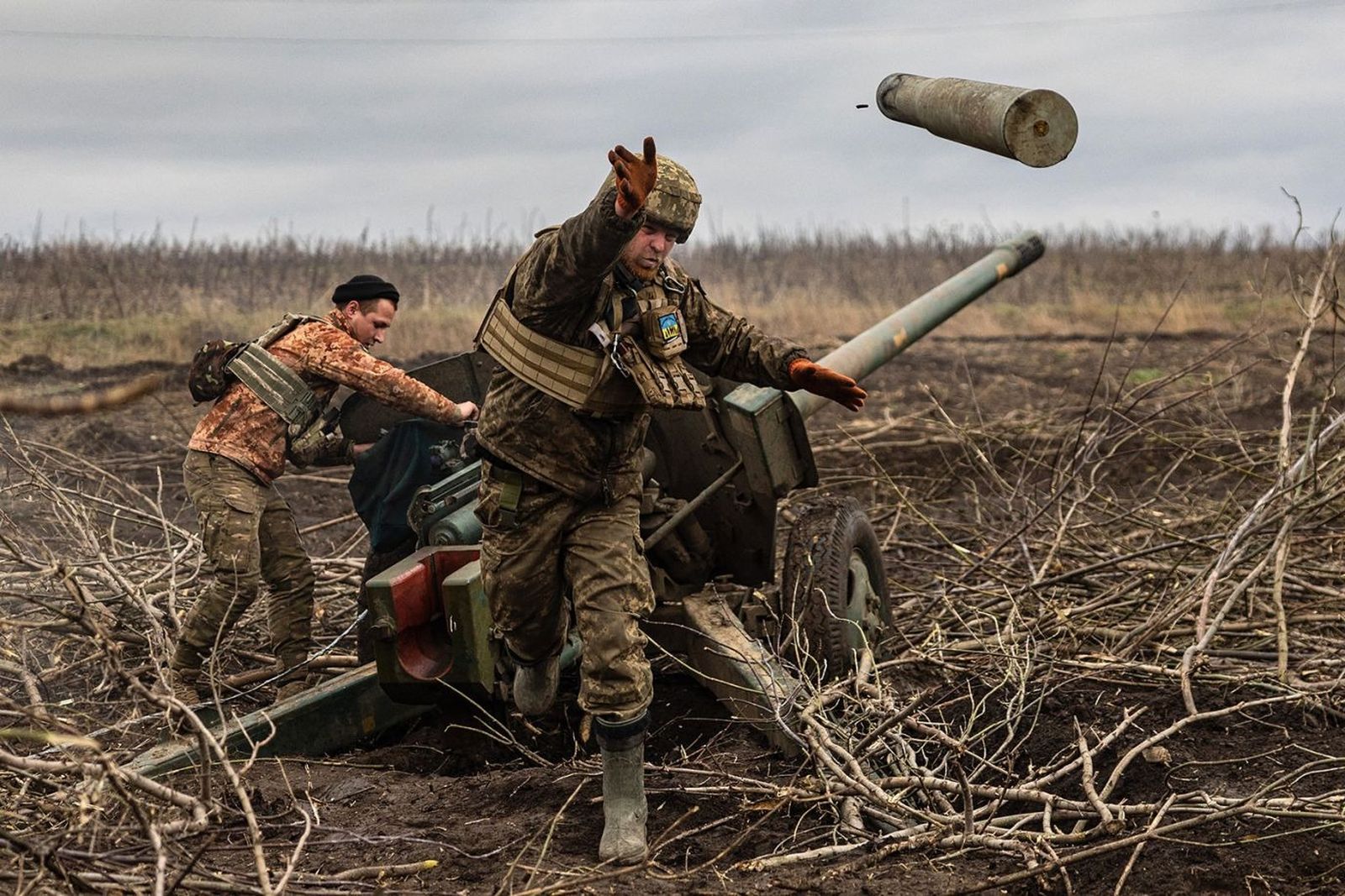 Украинский военнослужащий выбрасывает пустой артиллерийский снаряд во время веденя огня по российским позициям на окраине Бахмута. 30 декабря / Sameer Al-Doumy / AFP / Getty Images / CNN