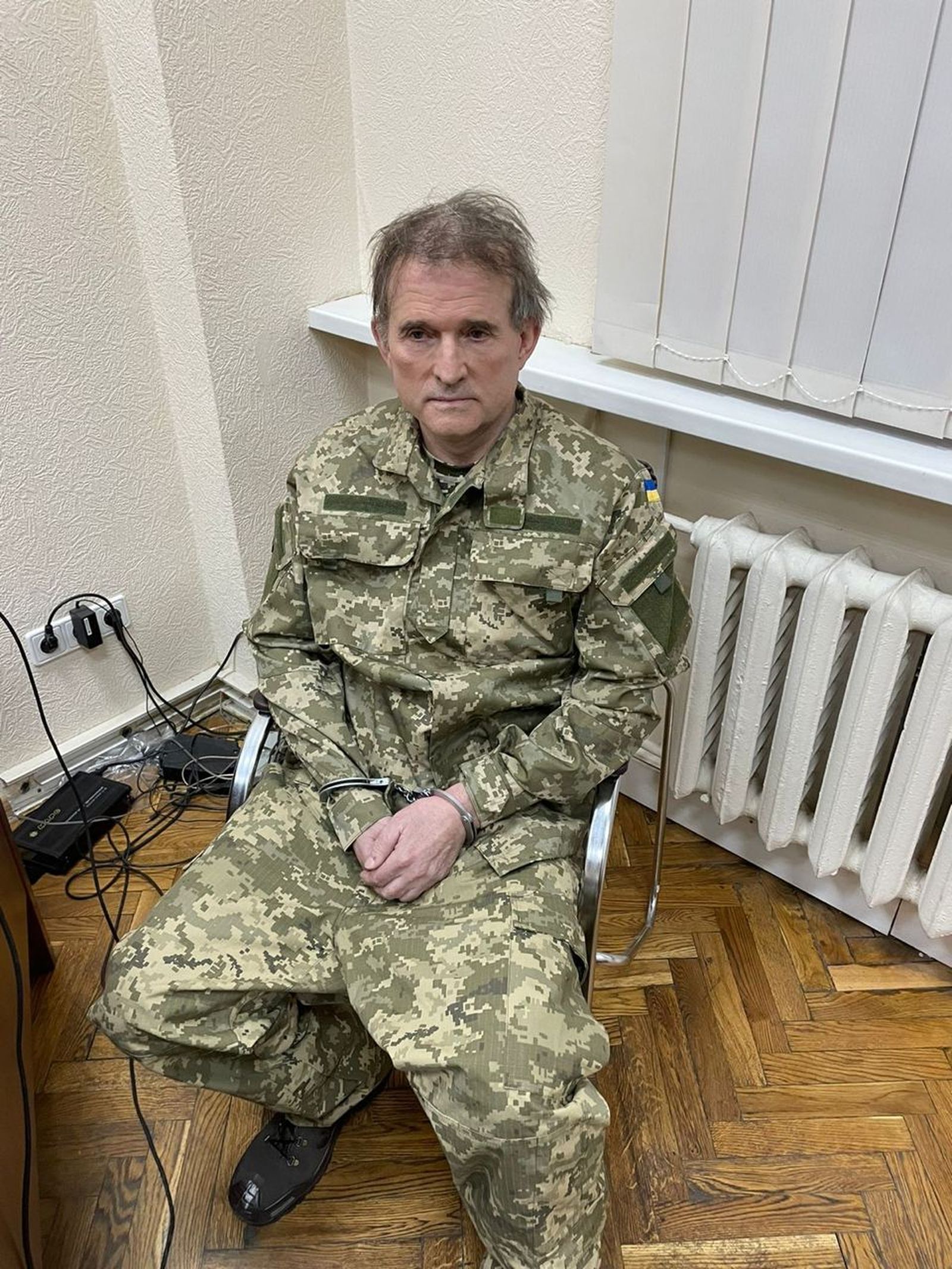 Задержанный в Украине глава партии «Оппозиционная платформа — За жизнь» Виктор Медведчук, которого также называют «кумом Путина». Жена политика предложила обменять своего мужа на британцев, попавших в плен к российским войскам. Сам Медведчук попросил