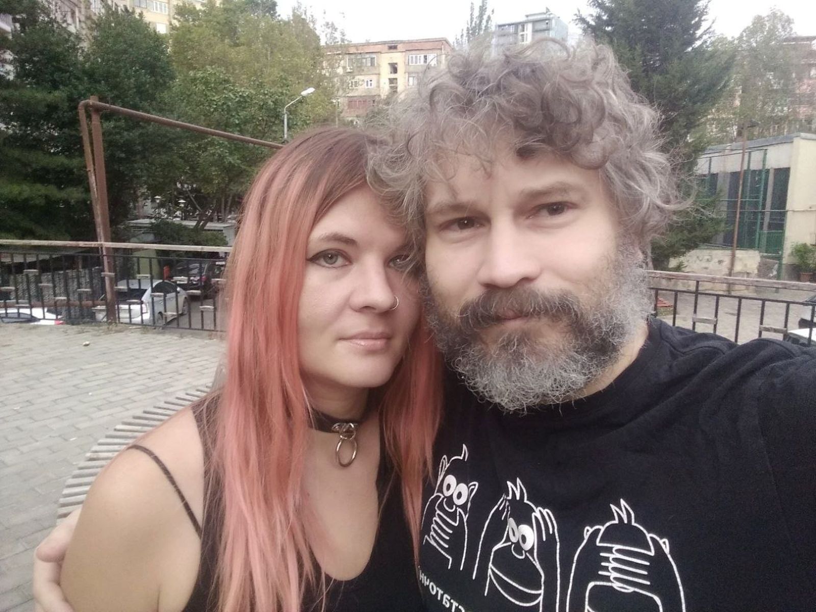 Сейчас я с девушкой в Грузии, работаю программистом. Мне тут нравится, красивая природа. Живем в квартире, которую снимаем с нашей знакомой. Ездили на море автостопом, в горы на неделю — был слет туристический. Чувствуется, что страна свободная, не б Сейчас я с девушкой в Грузии, работаю программистом. Мне тут нравится, красивая природа. Живем в квартире, которую снимаем с нашей знакомой. Ездили на море автостопом, в горы на неделю — был слет туристический. Чувствуется, что страна свободная, не б
