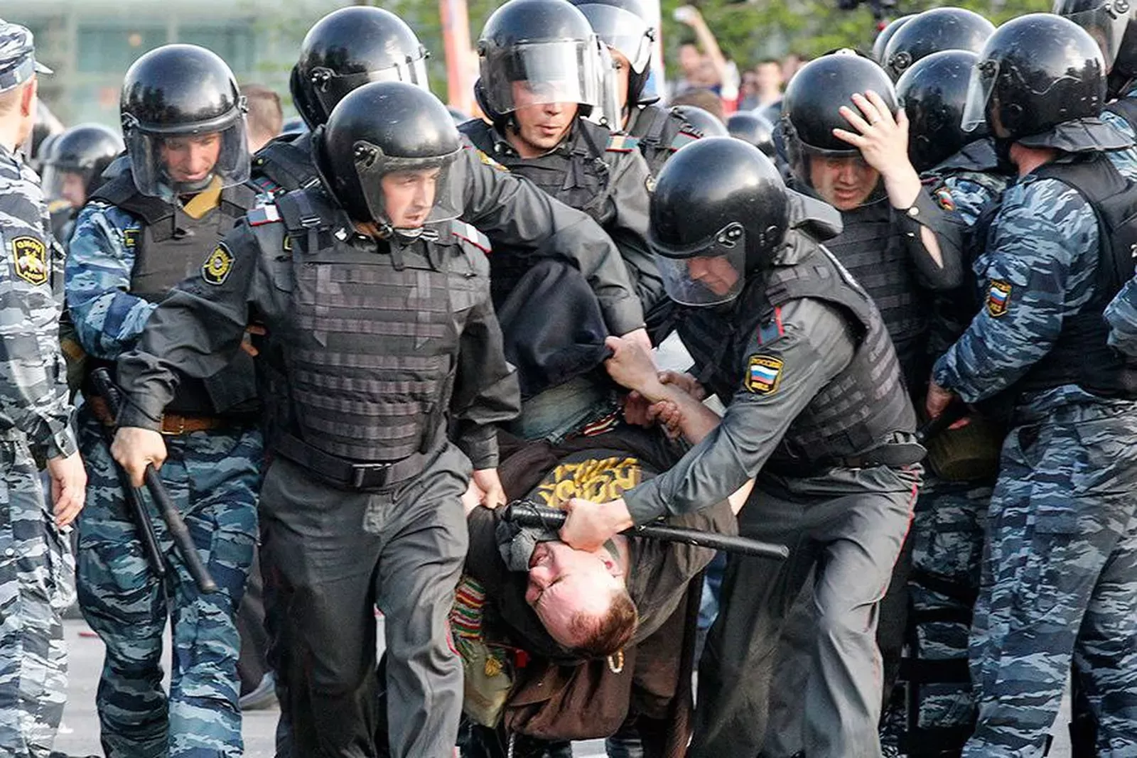 После разогнанного Болотного митинга на десятки демонстрантов завели уголовные дела за насилие, примененное к полицейским, однако большинство фотосвидетельств говорит о том, что насилие применялось в первую очередь к протестующим / Татьяна Макеева, R После разогнанного Болотного митинга на десятки демонстрантов завели уголовные дела за насилие, примененное к полицейским, однако большинство фотосвидетельств говорит о том, что насилие применялось в первую очередь к протестующим / Татьяна Макеева, R