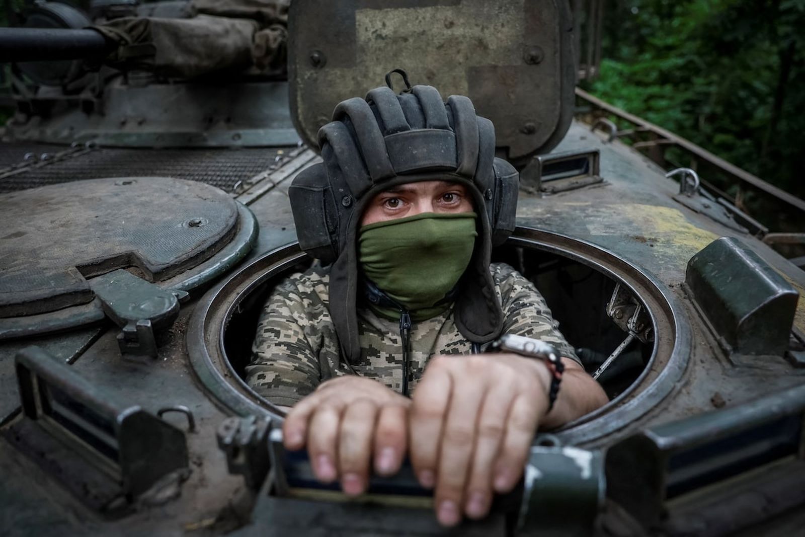 Фотохроника войны. Главные кадры июня: оборона Часового Яра, сбор  «кровавого» зерна и удар по Севастополю