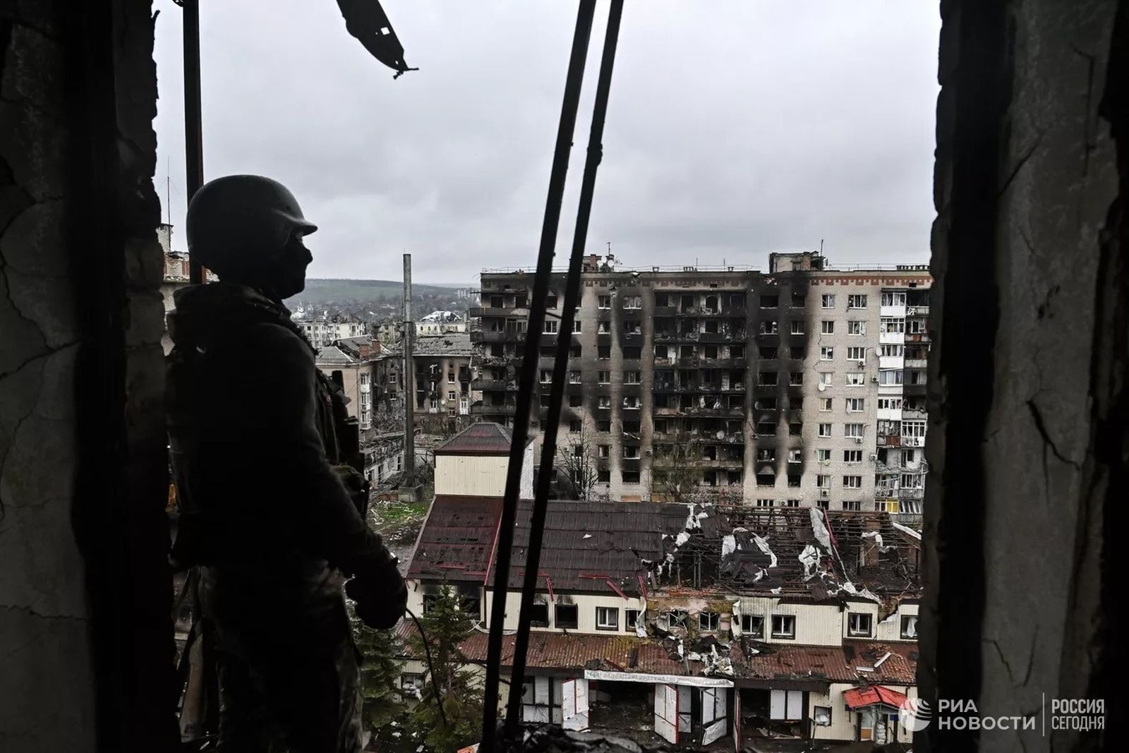 Наёмник из ЧВК Вагнера позирует для российской прессы в Бахмуте. 18 апреля / Евгений Биятов / РИА Новости