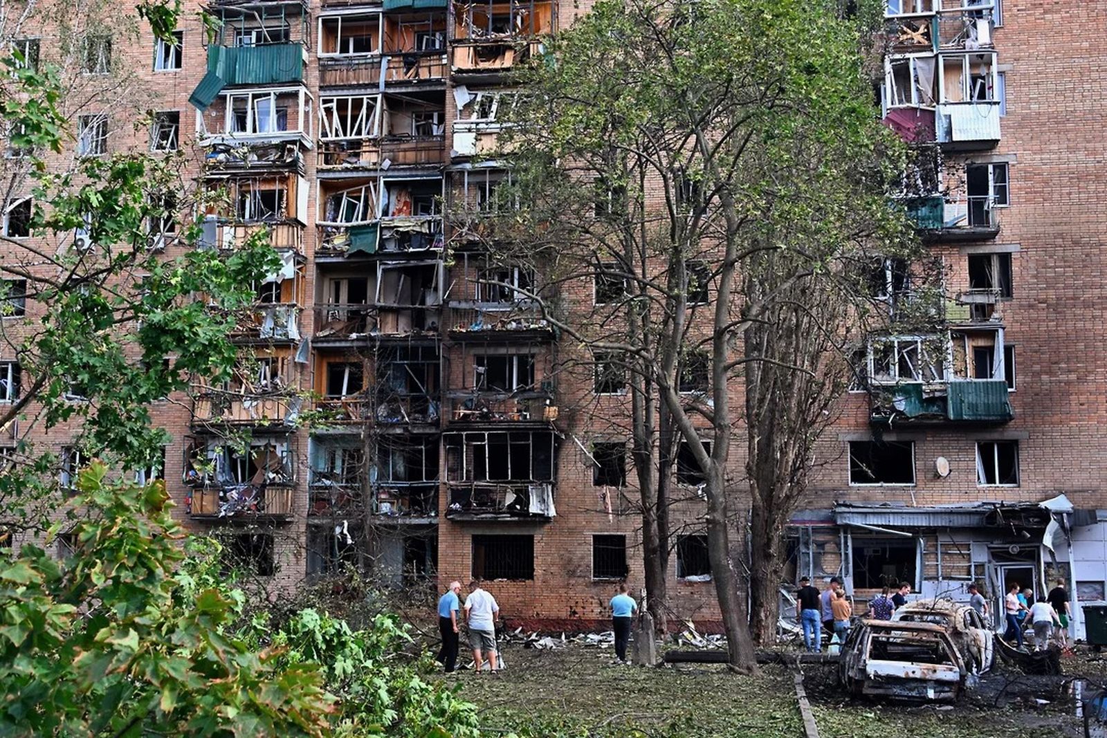 В ночь с 11 на 12 августа на девятиэтажный жилой дом в Курске упала сбитая украинская ракета. В результате частично обрушился фасад здания и возник пожар, 15 человек были госпитализированы, двое — в тяжелом состоянии / Анатолий Жданов / Коммерсантъ 