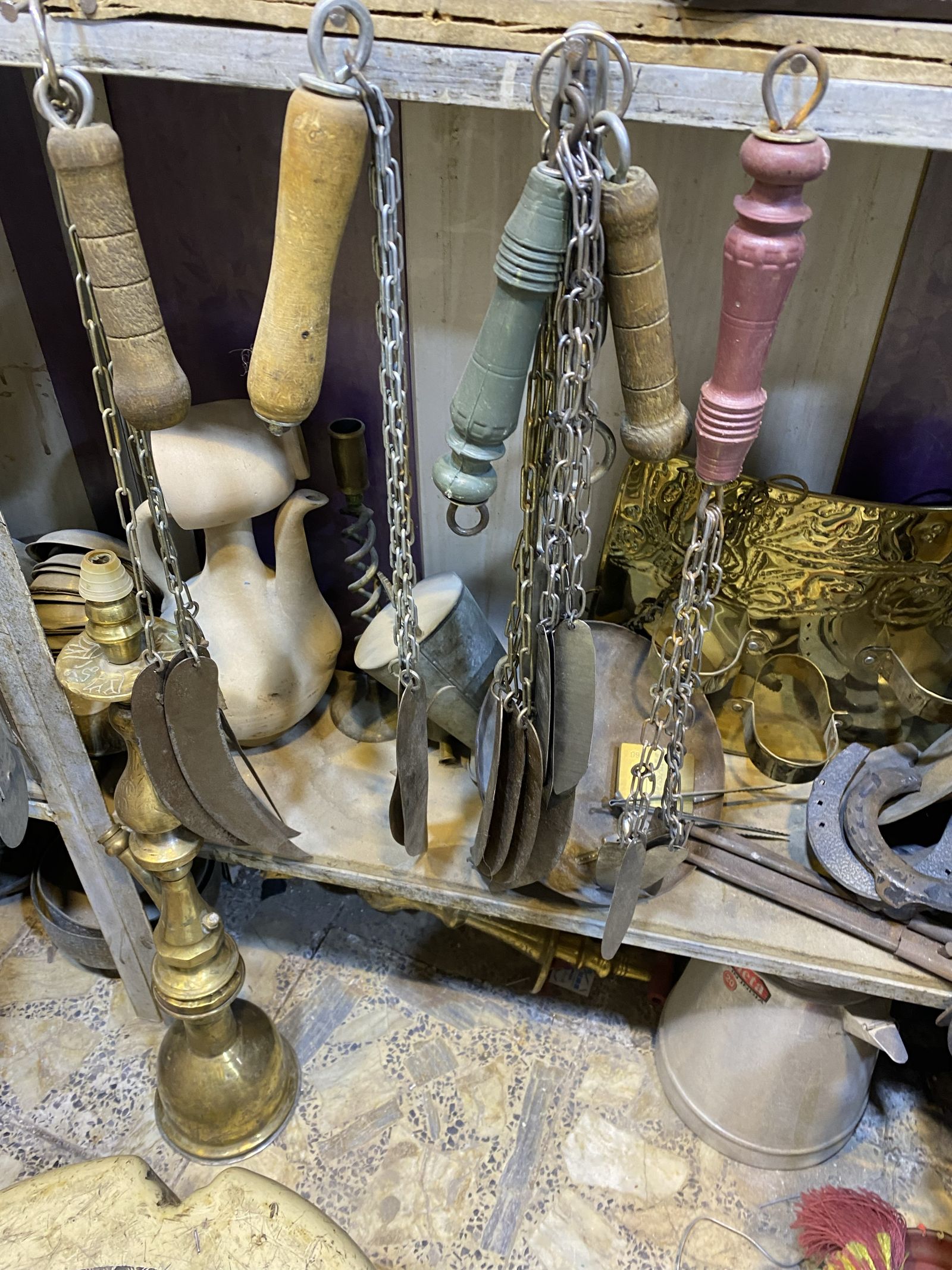 Цепи с&nbsp;лезвиями для самобичеваний в&nbsp;день Ашура. Базар в&nbsp;Наджафе, Ирак. Фото автора.