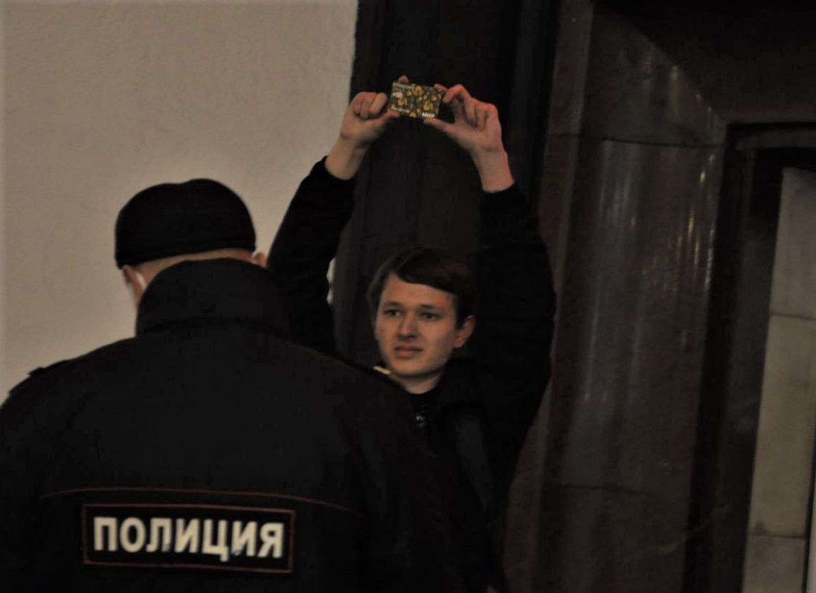 Мужчина проводит пикет с банковской карточкой платёжной системы «МИР» рядом со входом на станцию московского метро «Лубянка». Полицейские не смогли найти повода для задержания акциониста. 28 марта / ОВД-Инфо LIVE